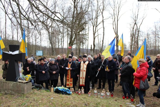 Польща досі не відновила знищену вандалами в січні плиту на могилі воїнів УПА 03