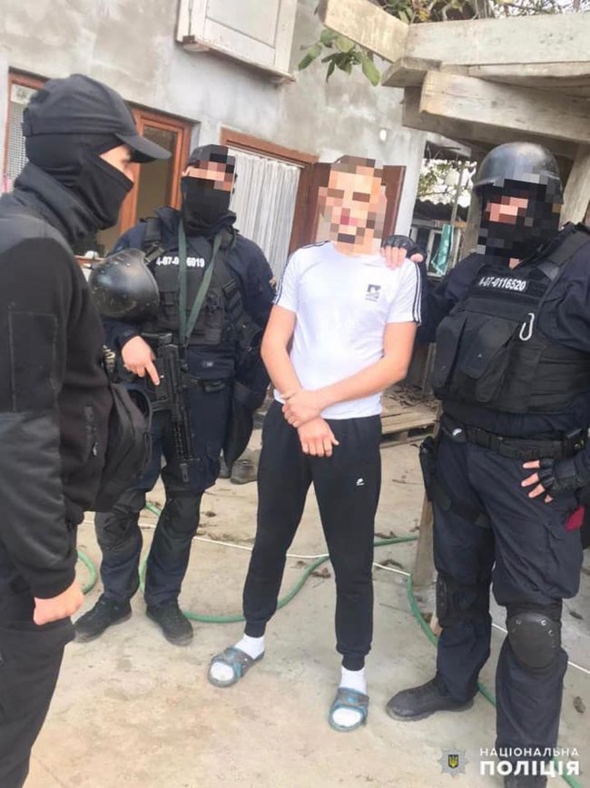 Поліція Закарпаття припинила діяльність міжнародного каналу переправлення нелегалів через держкордон 02