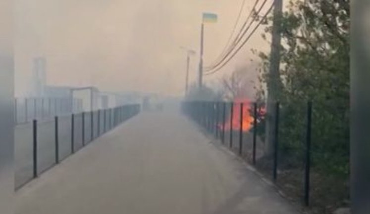 Wildfire extends at Stanytsia Luhanska entry-exit checkpoint, infrastructure elements are burning. VIDEO&PHOTOS