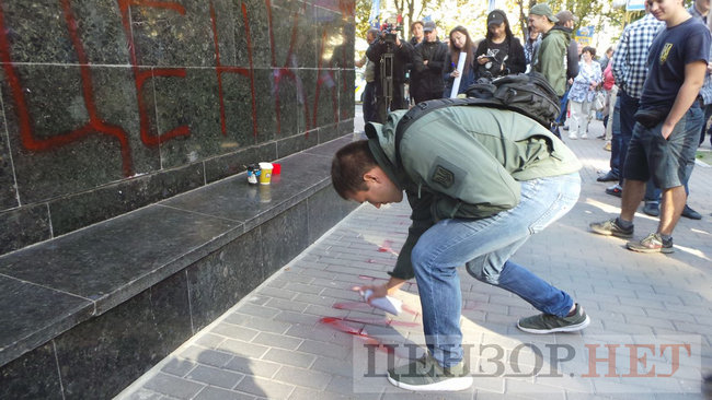 Під час мітингу під ГПУ проти екстрадиції в РФ Тумгоєва сталися сутички: мітингувальники бють вікна, їх у відповідь поливають водою зі шлангів 23