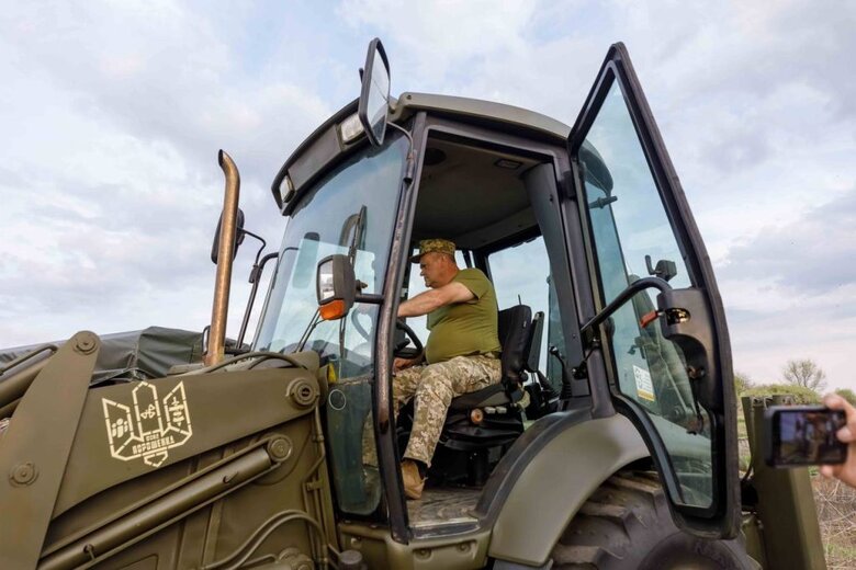 екскаватор для ЗСУ від Порошенка