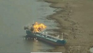 ВМС об уничтожении командного пункта РФ на танкере: подбит танкер "Механик Погодин", который после подрыва ГЭС выбросило на Кинбурнскую косу. ФОТО
