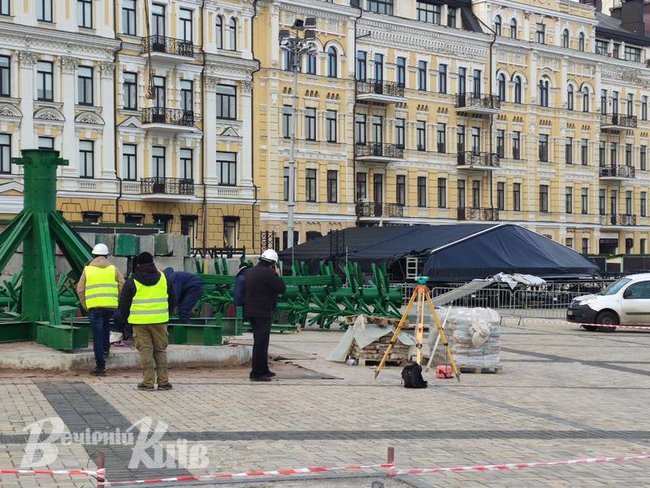 Главную елку страны начали устанавливать в центре Киева 03