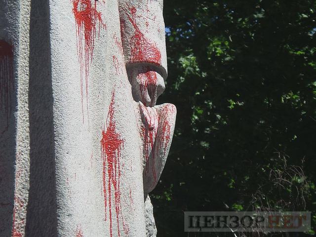 Невідомі облили червоною фарбою памятник Ватутіну в Києві 04