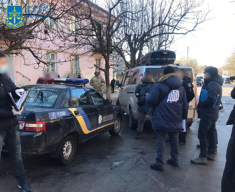 Двое патрульных полицейских задержаны в Херсонской области на взятке 500 долл., - прокуратура 01 Двое патрульных полицейских задержаны в Херсонской области на взятке 500 долл., - прокуратура 01