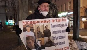 У Москві активісти одиночними пікетами нагадали про кримських татар та українців у російських в'язницях. ФОТО