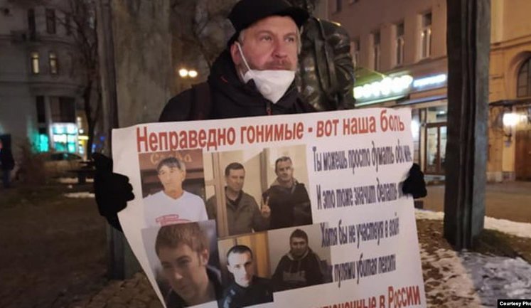 У Москві активісти одиночними пікетами нагадали про кримських татар та українців у російських в'язницях. ФОТО