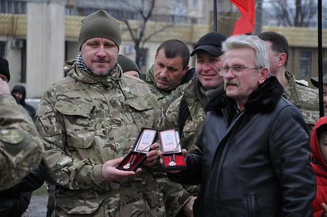 Учасники АТО та мешканці Києва поклали на Троєщині квіти до памятника Воїну-добровольцю 17