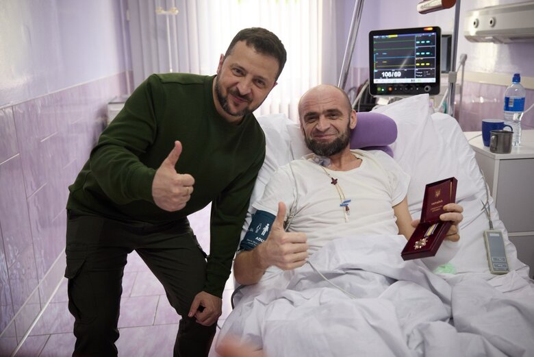 Зеленський нагородив поранених військових у Чернівцях