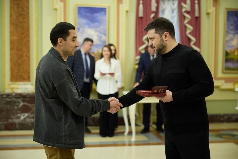 Зеленський вручив державні нагороди волонтерам та акторам