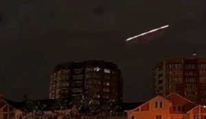 Ракета російського комплексу ППО за мить до влучання у багатоповерхівку у Бєлгороді. ВIДЕО