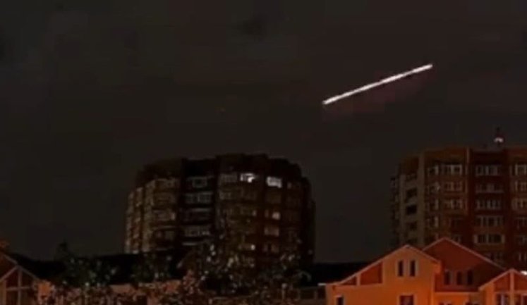 Ракета російського комплексу ППО за мить до влучання у багатоповерхівку у Бєлгороді. ВIДЕО