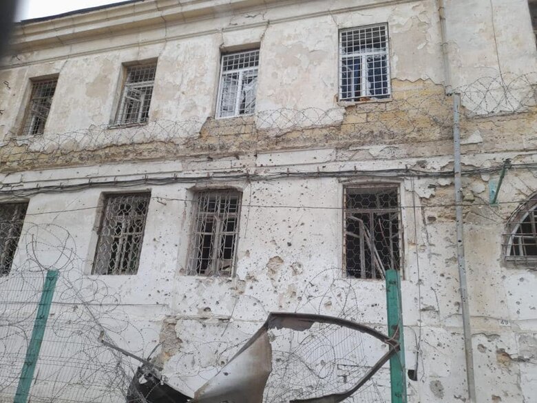 Росіяни обстріляли будівлю Херсонського слідчого ізолятору, є поранені 07 Росіяни обстріляли будівлю Херсонського слідчого ізолятору, є поранені 07