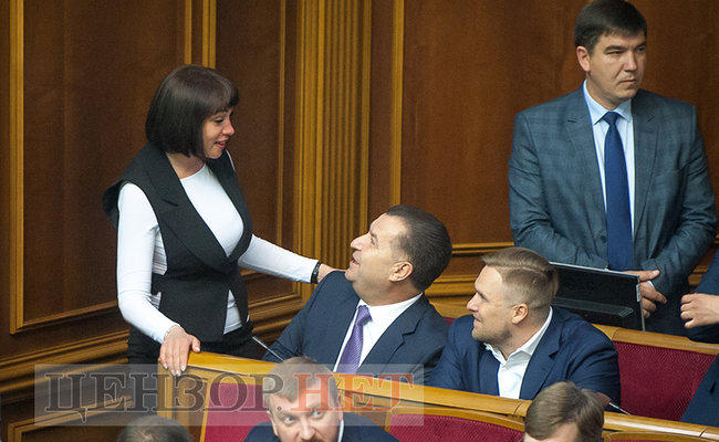 Ляшко і Богуслаєв вивчають газету, Семерак в оточенні нардепів та обійми Ричкової і Полторака, - день роботи ВР 18 травня 06