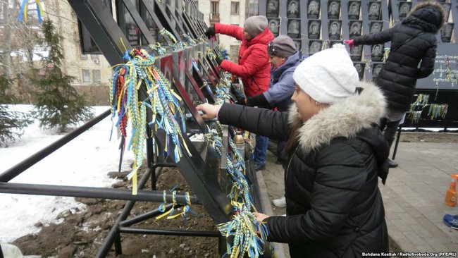 Кияни провели прибирання на алеї Героїв Небесної Сотні 01