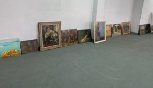 Киевская таможня задержала грузовик с 98 картинами из Франции. ФОТО