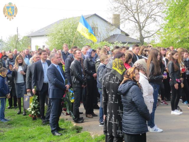 З воїном 24-ї ОМБр Володимиром Куциком, який загинув у зоні ООС, попрощалися на Львівщині 10 З воїном 24-ї ОМБр Володимиром Куциком, який загинув у зоні ООС, попрощалися на Львівщині 10