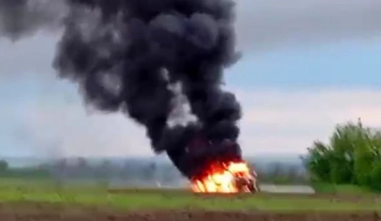 Двоє уцілілих окупантів втекли до переліску і спостерігають за своїм палаючим автомобілем: "Нас въ#бало сегодня". ВIДЕО