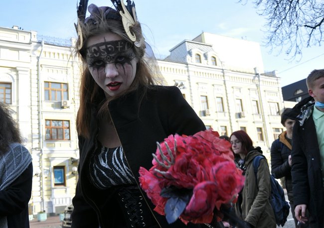 Парад зомби прошел в центре Киева 11