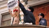 " Мубарак не оттягивай конец": девушки грудью добивают президента Египта. ФОТОрепортаж