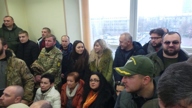 Суд розглядає апеляцію на арешт обвинуваченого у закупівлі неякісних бронежилетів Марченка: під будівлею суду відбувається акція на підтримку генерала 09