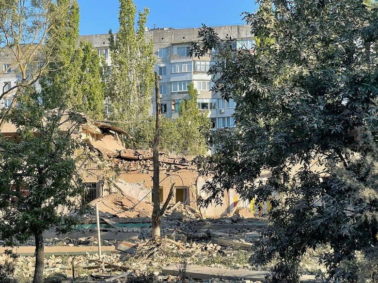 Утром россияне нанесли авиаудары по центру Херсона 02