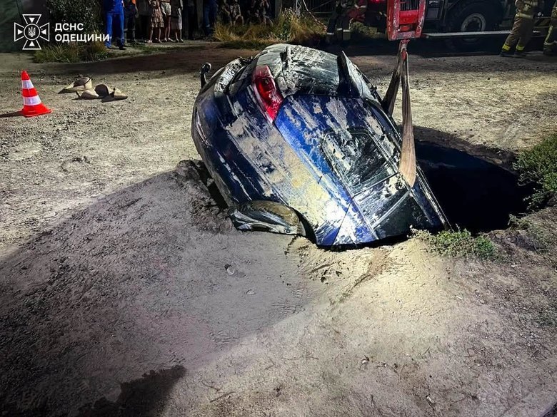In Odesa, a Volkswagen fell through the ground whilst driving