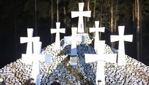 Polish President Duda laid flowers to monument of political repressions victims in Bykivnia. PHOTOS