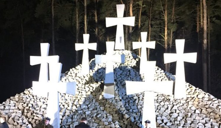 Polish President Duda laid flowers to monument of political repressions victims in Bykivnia. PHOTOS