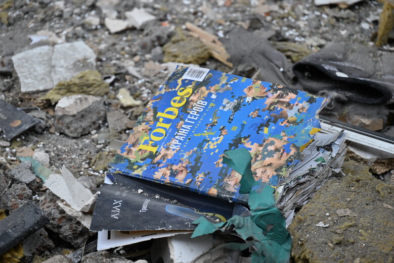 Последствия падения обломков вражеской ракеты на многоэтажку в Соломенском районе Киева 15