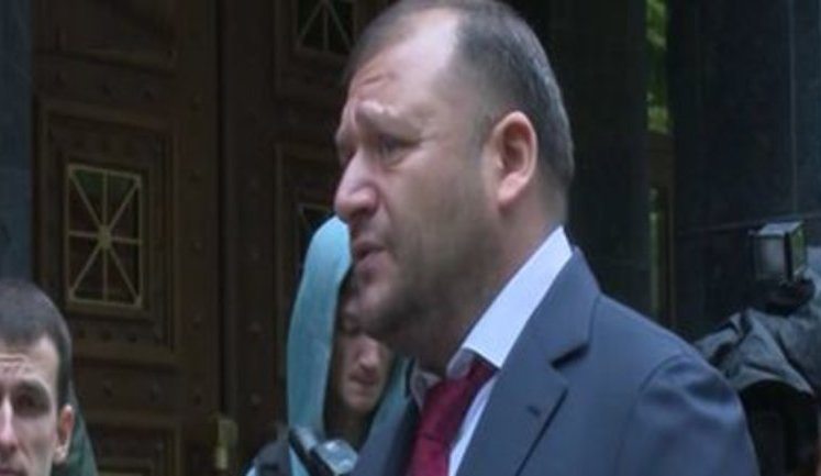 "Ось усі мої паспорти, один - у консульстві на отриманні британської візи. Я нікуди не тікаю", - Добкін прибув у ГПУ. ВIДЕО