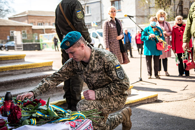 Меморіальну дошку загиблому на Донбасі морпіху 36-ї ОБрМП Олександру Швецю відкрили в Олександрії 22