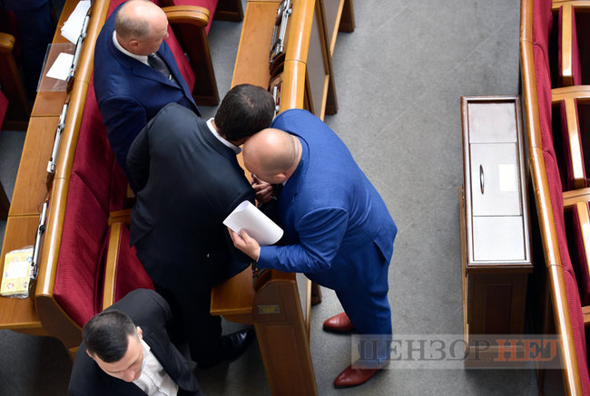 Усі обіймаються та обмінюються любязностями, Тимошенко шепочеться, Порошенко задумливий, Разумков розводить руками, - день роботи Ради 7 вересня 17
