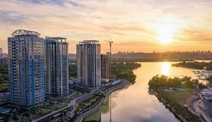 Дрони РФ атакували Київ: є влучання та тяжко поранений