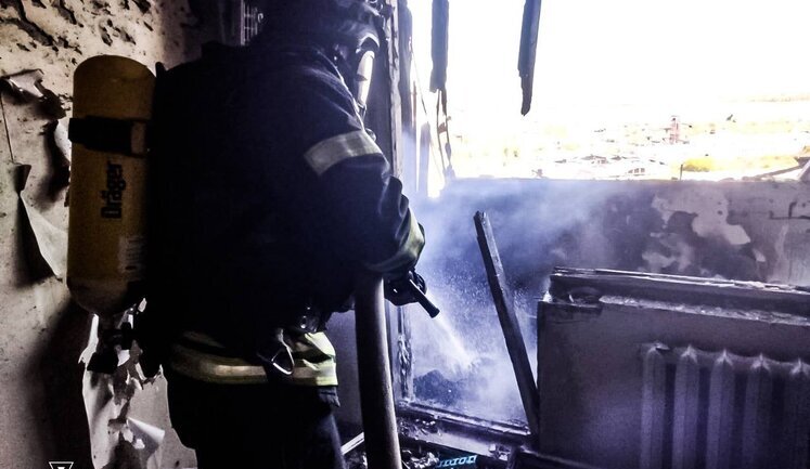 Russian drone hits apartment building in Kherson: balcony catches fire - SES. PHOTOS