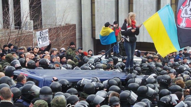 Автомобіль зі Саакашвілі заблоковано, поліція спробувала прорватися, але безуспішно, застосовується газ 32