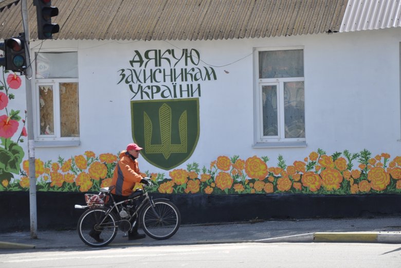 Розбомблені будинки, школа, бібліотека, вирви на дорогах та потрощені автомобілі: наслідки російської окупації в Макарові 64