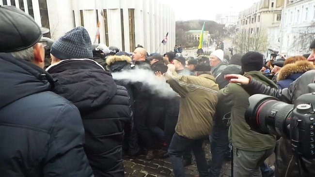 Автомобіль зі Саакашвілі заблоковано, поліція спробувала прорватися, але безуспішно, застосовується газ 17