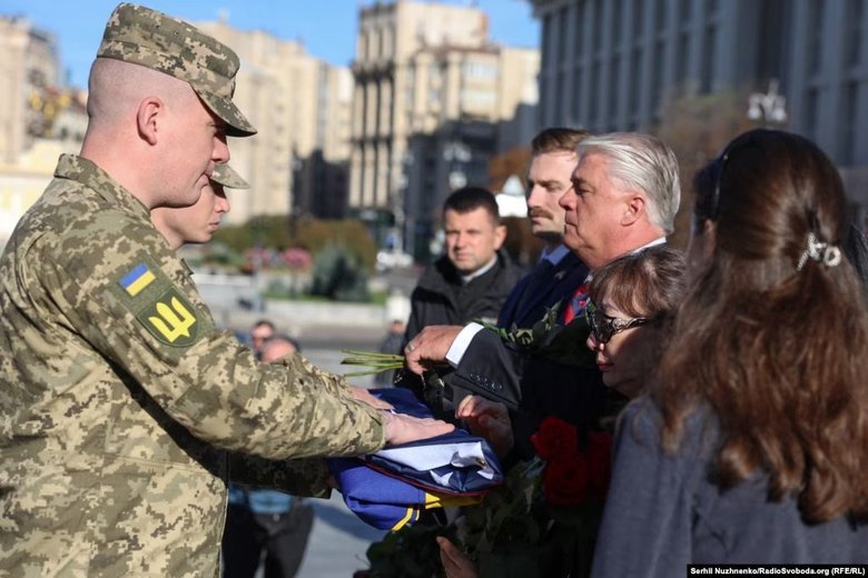 В Киеве простились с добровольцами из США Бенджамином Ю и Спенсером Бернсом Миком