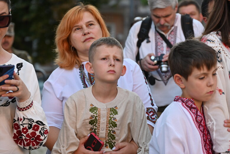 У Києві вшанували пам’ять Андрія Бабінського - воїна 80-ої ОДШБр та засновника Мегамаршу у вишиванках 05