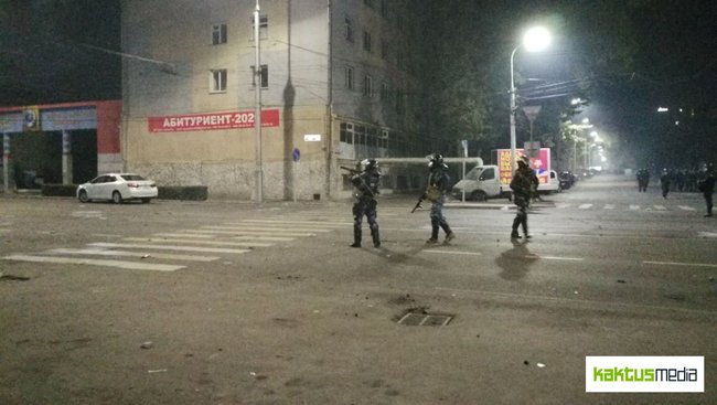 Полиция разогнала акцию протеста в Бишкеке, есть раненые 05