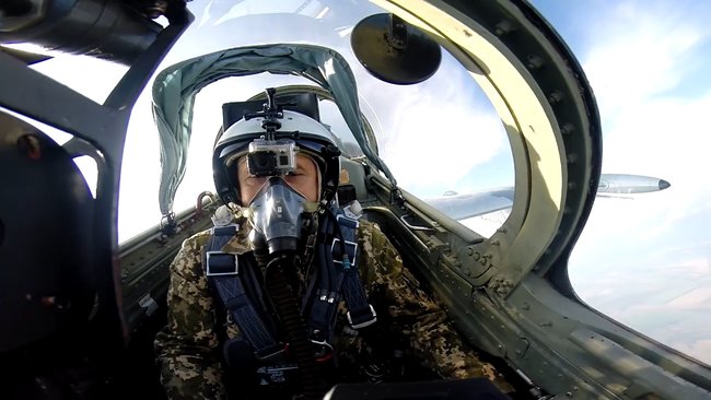 Неможливо підготувати випробувача зі стройового льотчика. Найліпше - він просто пролетить, найгірше - спробує зробити маневр і добре, якщо це буде поле… - полковник Михайло Лампік 01