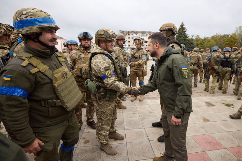 Зеленський приїхав у визволений від російських окупантів Ізюм 10