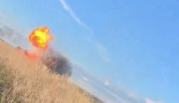 Дрон-камікадзе Hornet атакує буханку російських солдат на логістичній трасі в Донецькій області