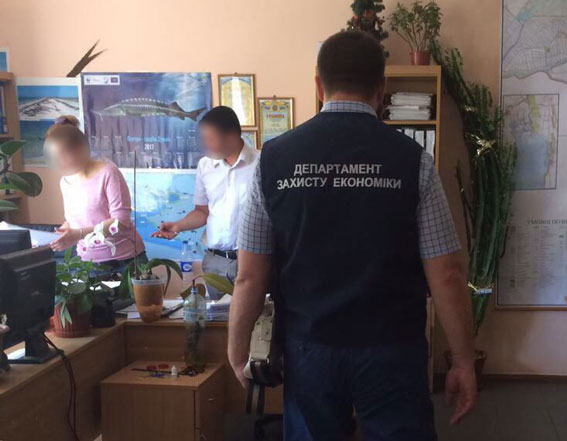 Затримано двох чиновників Держекоінспекції на Одещині, які обклали даниною місцевого рибалку 01