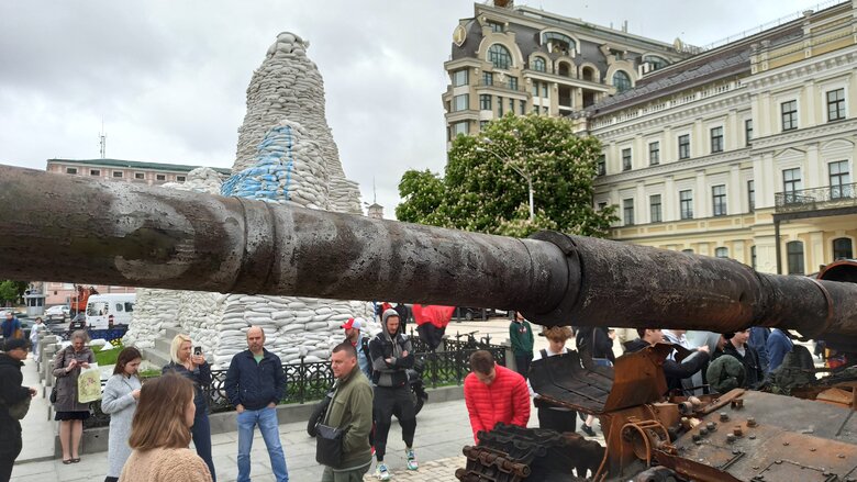Танк, БМД та Тигр: В центрі Києва відкрилась виставка демілітаризованої техніки російських окупантів 13
