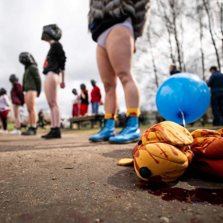 У Вільнюсі біля посольства РФ відбулась акція проти зґвалтувань та знущань російських окупантів в Україні 05