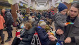 Люди ховаються в метро Харкова. ВIДЕО