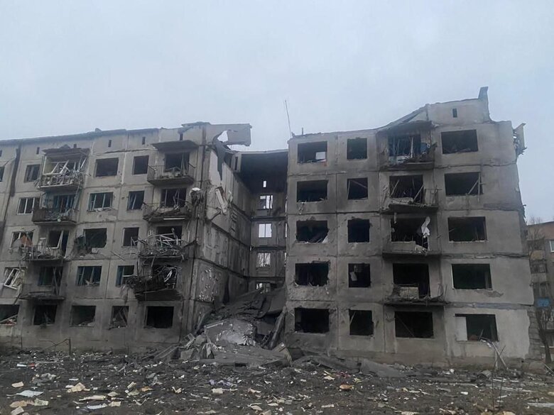 Рашисти вдарили ракетами по Селидовому на Донеччині, пошкоджено багатоповерхівки та адмінбудівлі 03