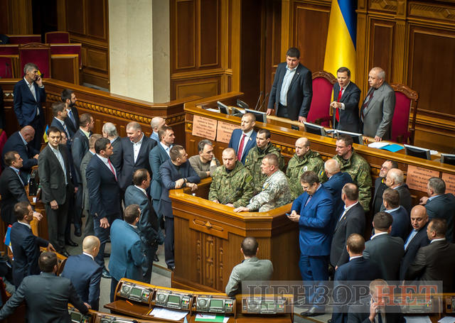 Як минув день у Раді: правоохоронці в сесійній залі, Фейсбук Литвина і Савченко, яка затрималася після засідання 01 Як минув день у Раді: правоохоронці в сесійній залі, Фейсбук Литвина і Савченко, яка затрималася після засідання 01